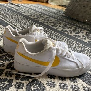 Nike sneakers/tennis shoes
